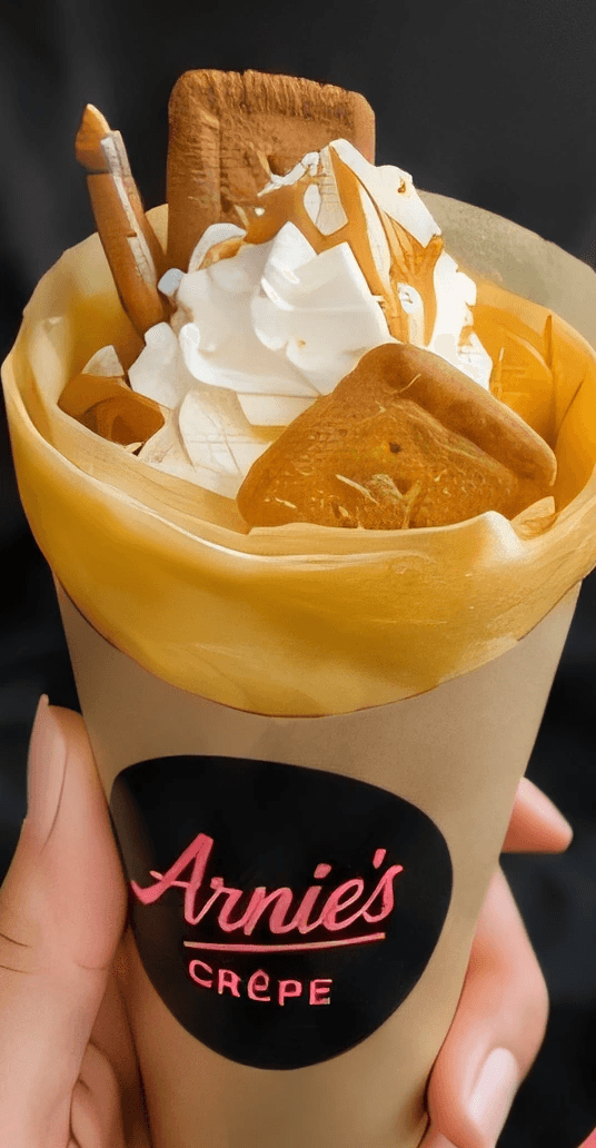 ビスケットと生クリームをたっぷり盛ったクレープ